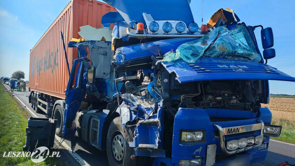 Zderzenie dwóch tirów i peugeota