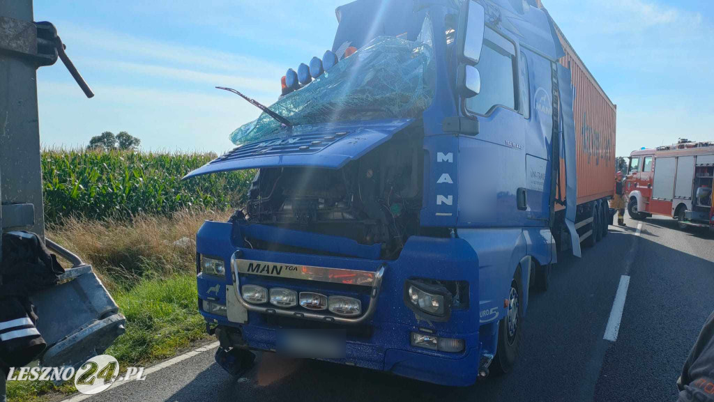 Zderzenie dwóch tirów i peugeota