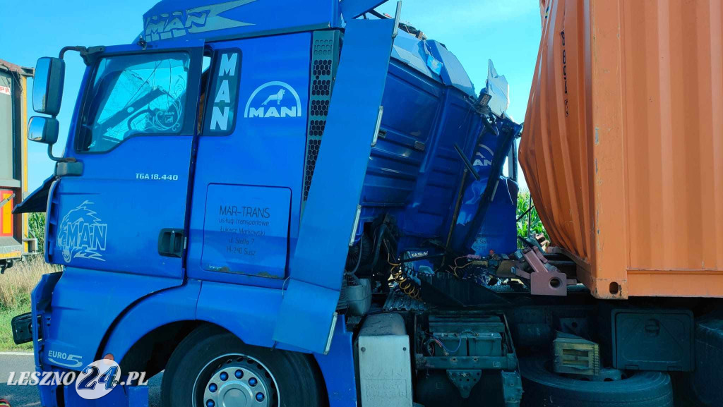 Zderzenie dwóch tirów i peugeota