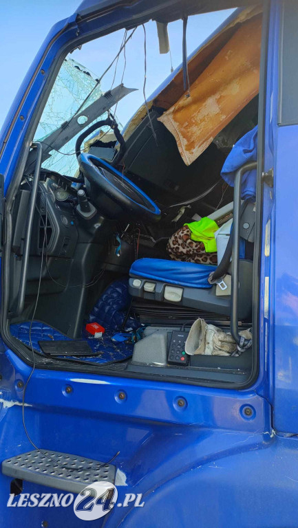 Zderzenie dwóch tirów i peugeota