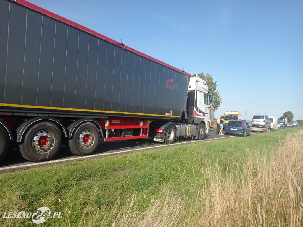 Zderzenie dwóch tirów i peugeota