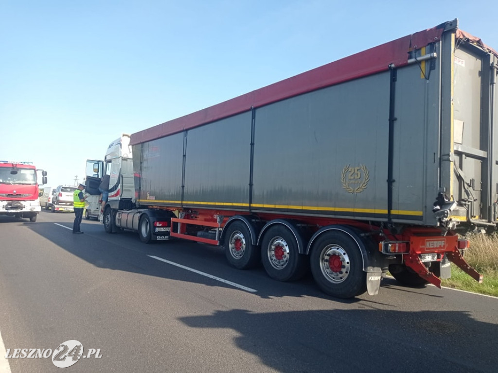 Zderzenie dwóch tirów i peugeota