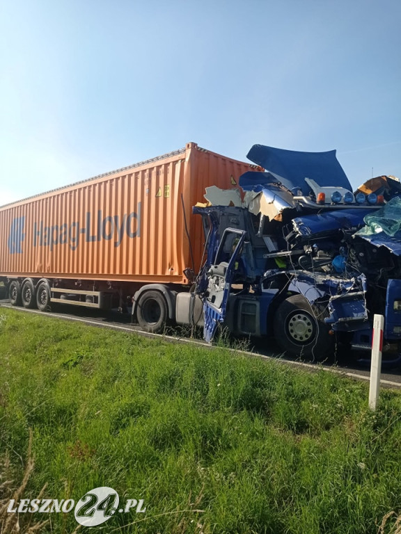 Zderzenie dwóch tirów i peugeota