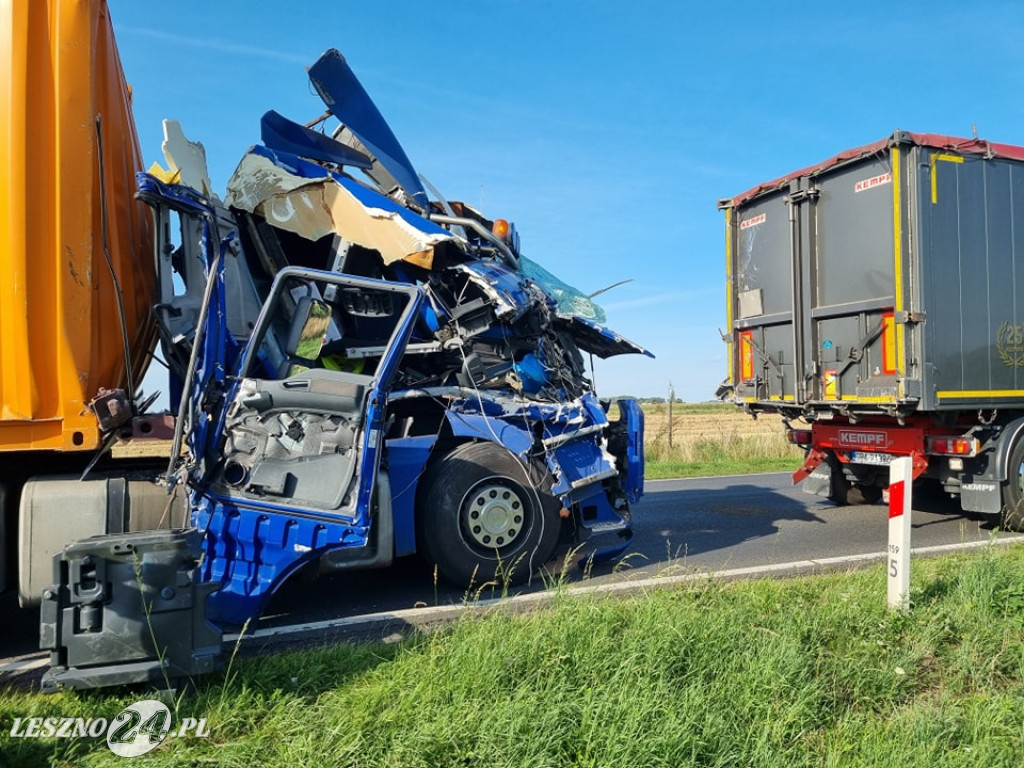 Zderzenie dwóch tirów i peugeota