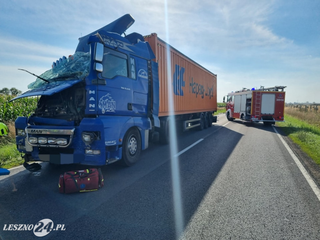 Zderzenie dwóch tirów i peugeota