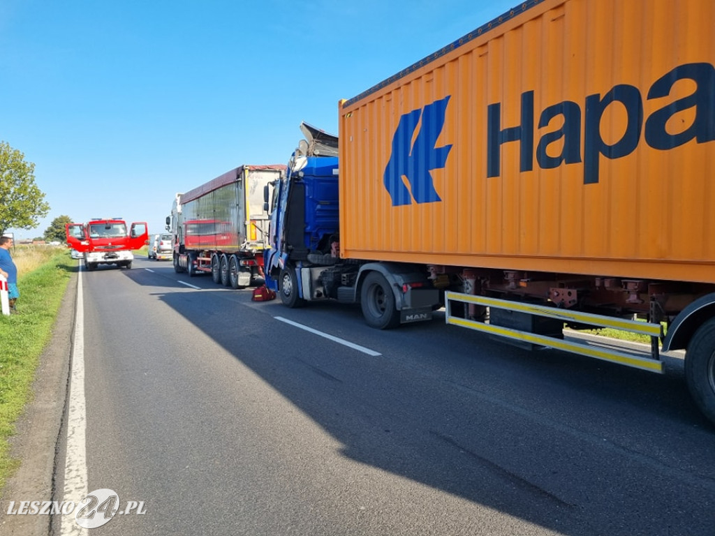 Zderzenie dwóch tirów i peugeota