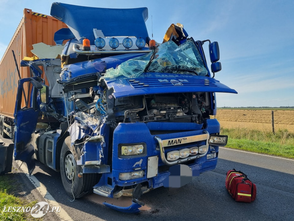 Zderzenie dwóch tirów i peugeota