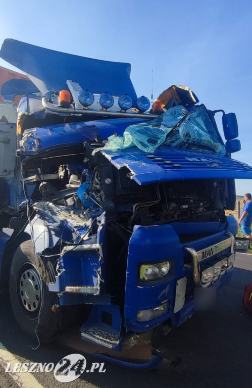 Zderzenie dwóch tirów i peugeota