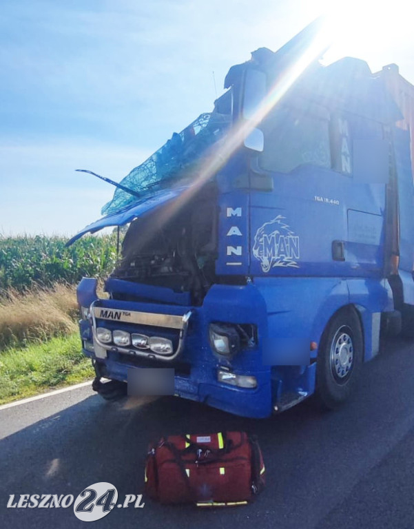 Zderzenie dwóch tirów i peugeota