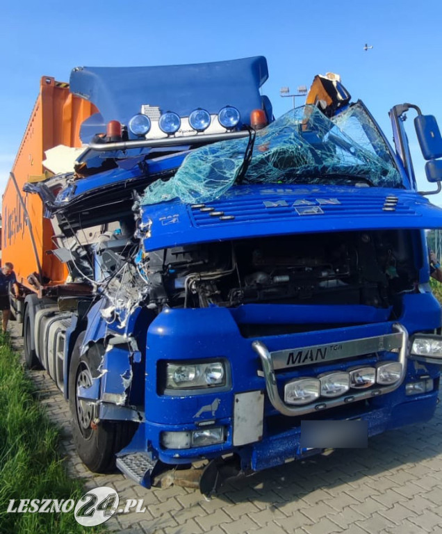 Zderzenie dwóch tirów i peugeota