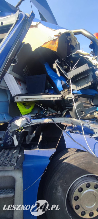 Zderzenie dwóch tirów i peugeota