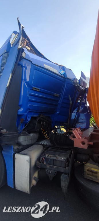 Zderzenie dwóch tirów i peugeota