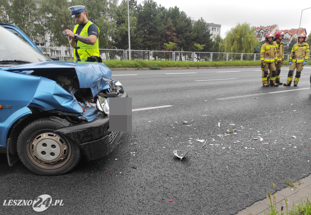 Zderzenie aut na Alei Konstytucji 3 Maja w Lesznie