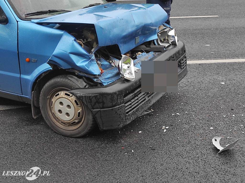 Zderzenie aut na Alei Konstytucji 3 Maja w Lesznie