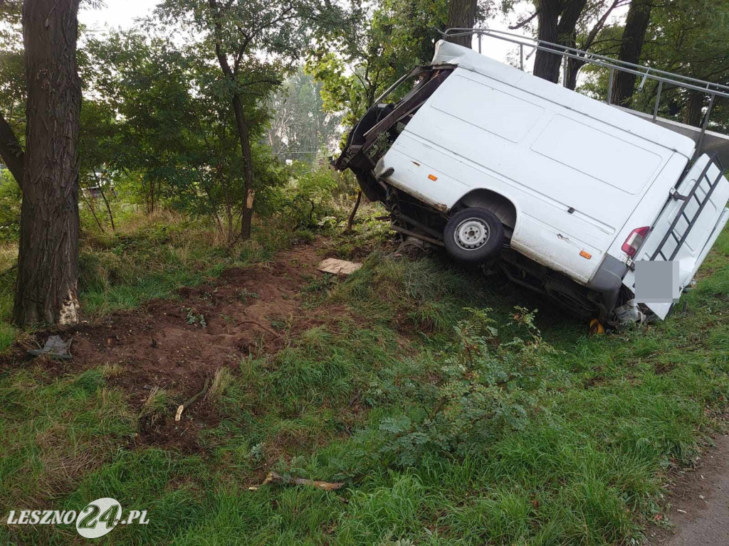 Bus uderzył w drzewo