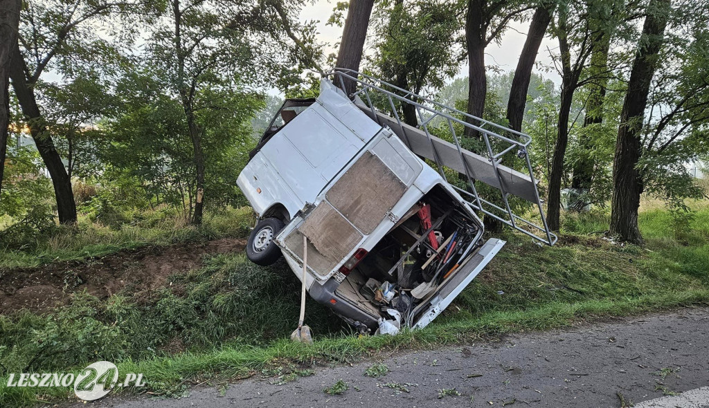Bus uderzył w drzewo