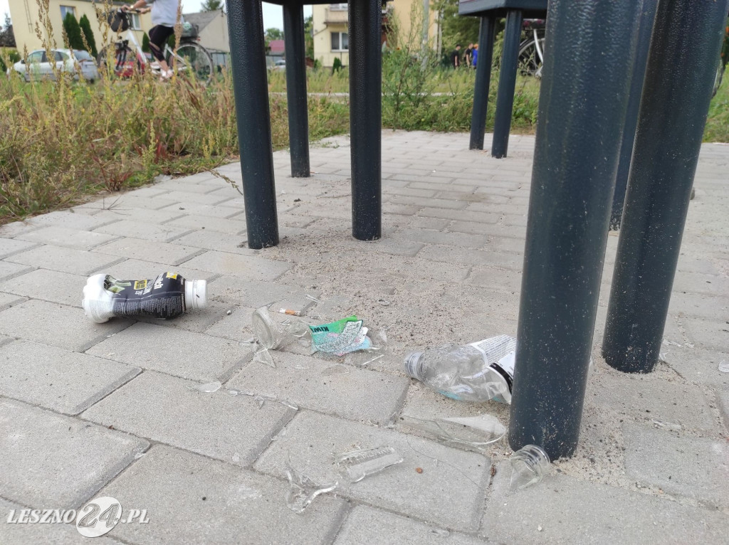 Bałagan przy ul. Szybowników w Lesznie