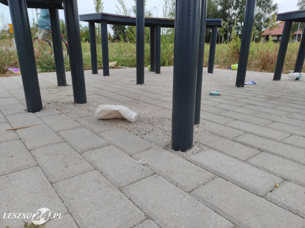 Bałagan przy ul. Szybowników w Lesznie