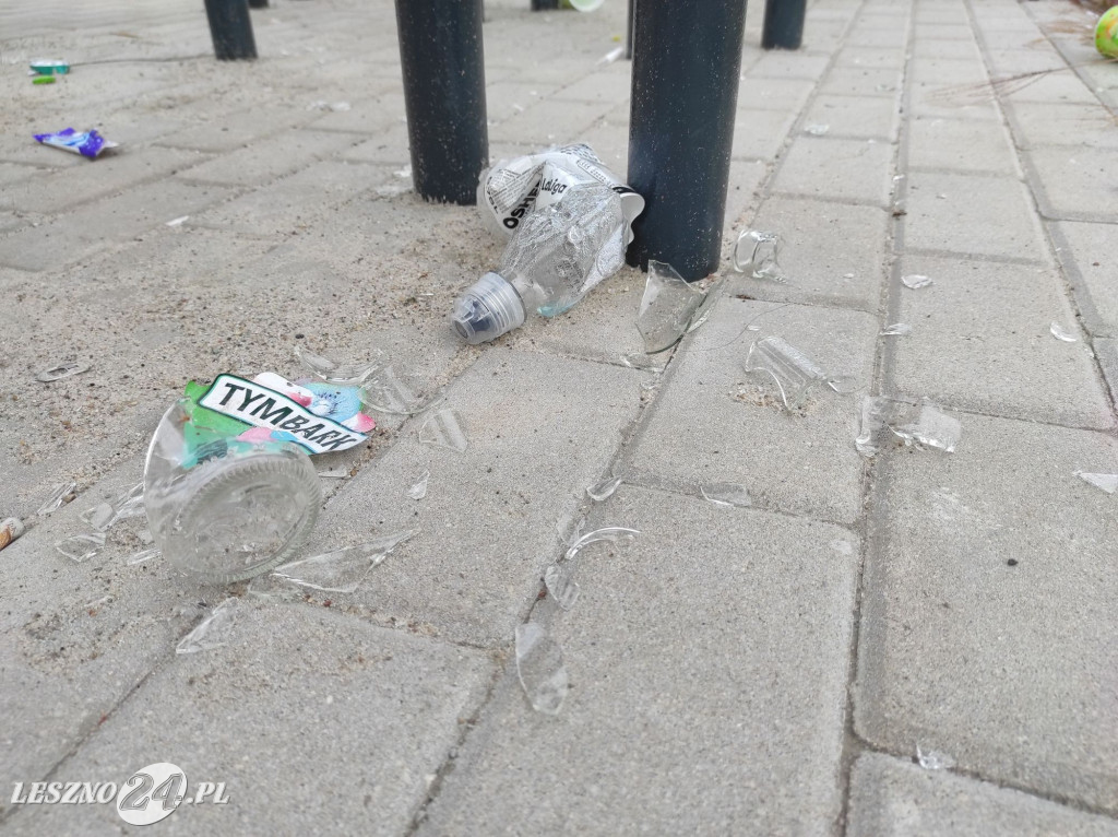 Bałagan przy ul. Szybowników w Lesznie