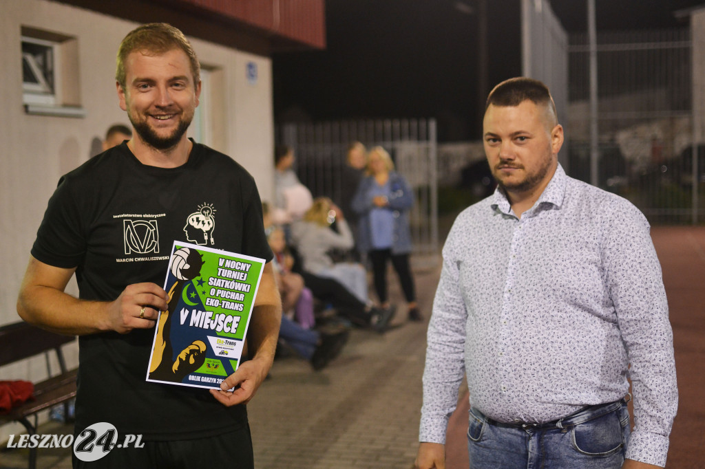 Nocą grali w siatkówkę
