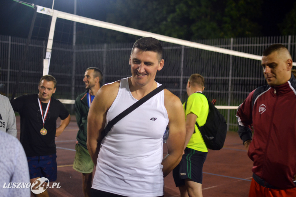 Nocą grali w siatkówkę