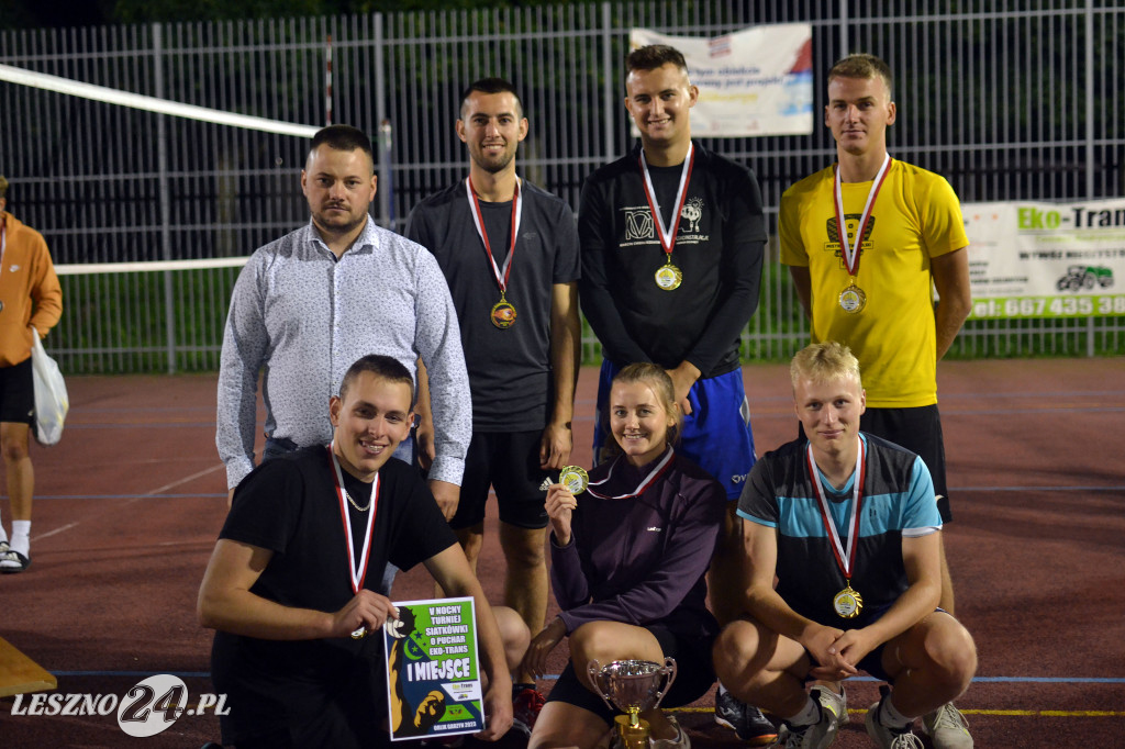 Nocą grali w siatkówkę