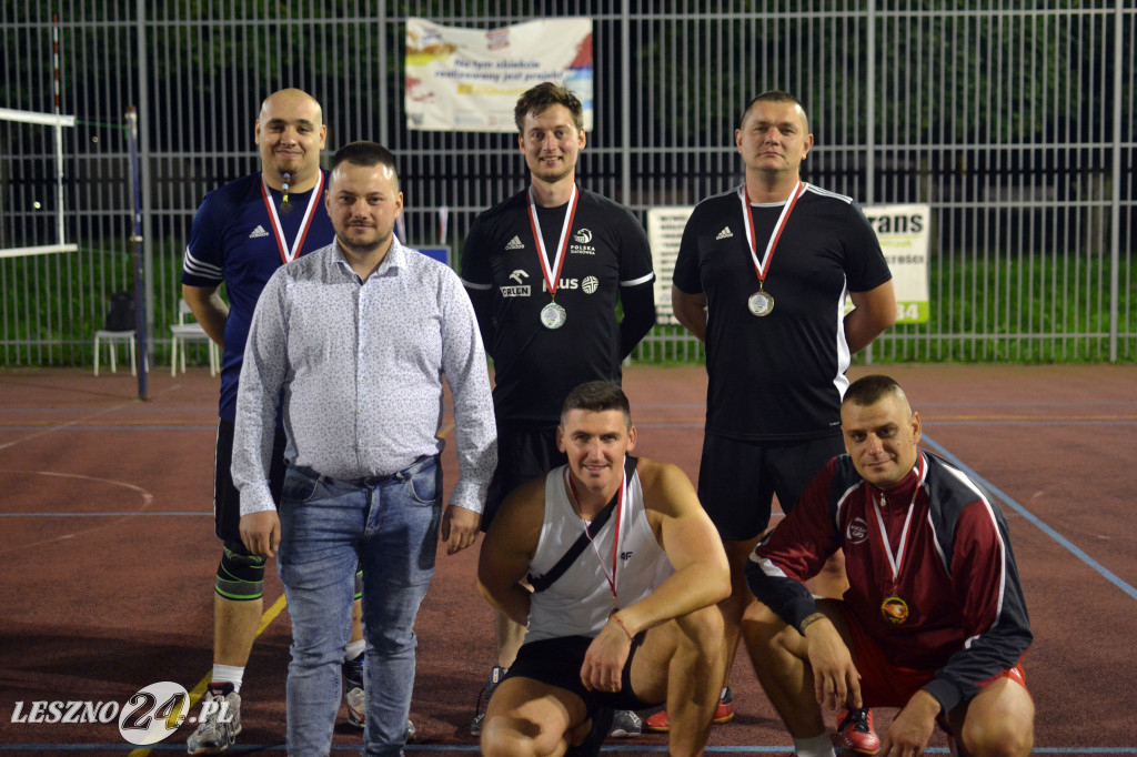 Nocą grali w siatkówkę
