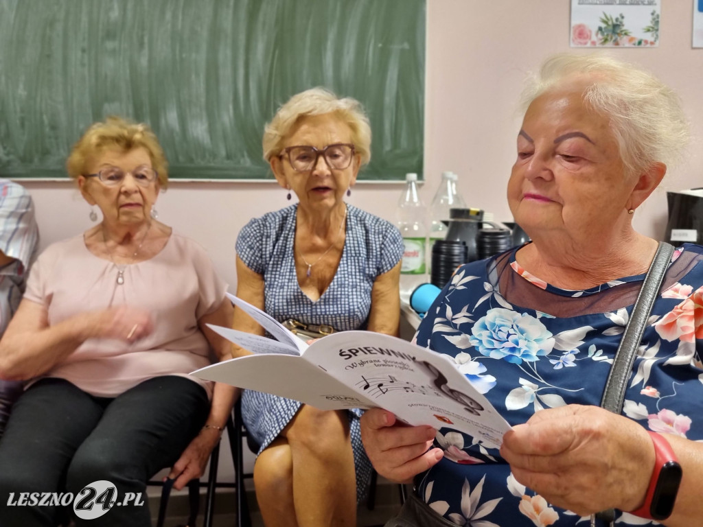 Dostali śpiewniki i śpiewali