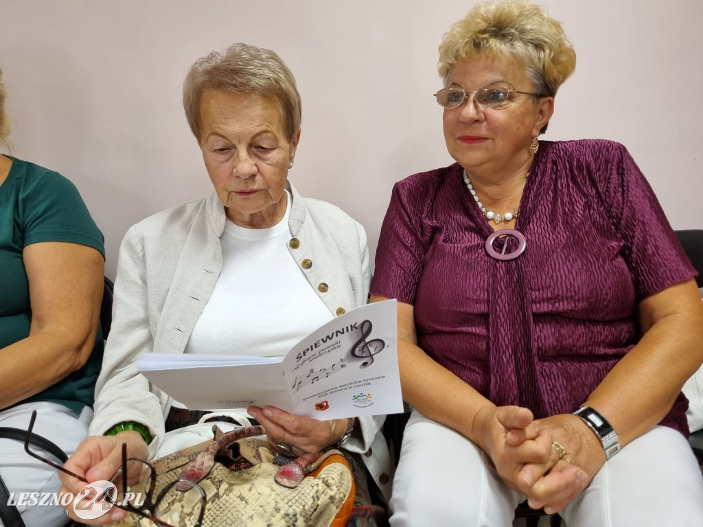 Dostali śpiewniki i śpiewali