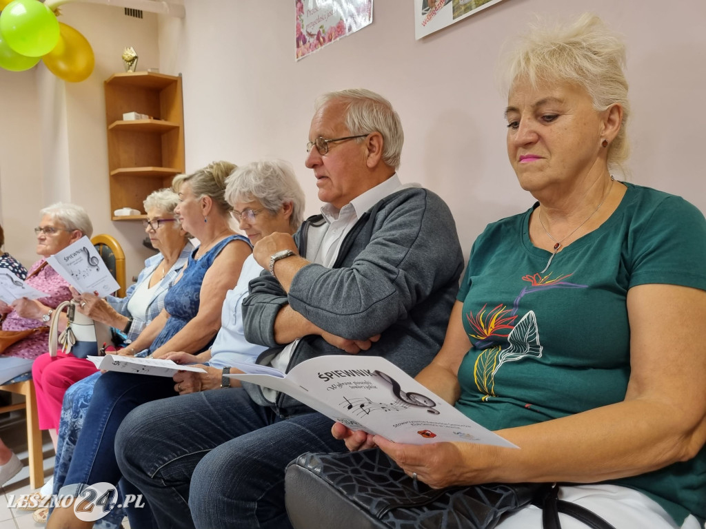 Dostali śpiewniki i śpiewali