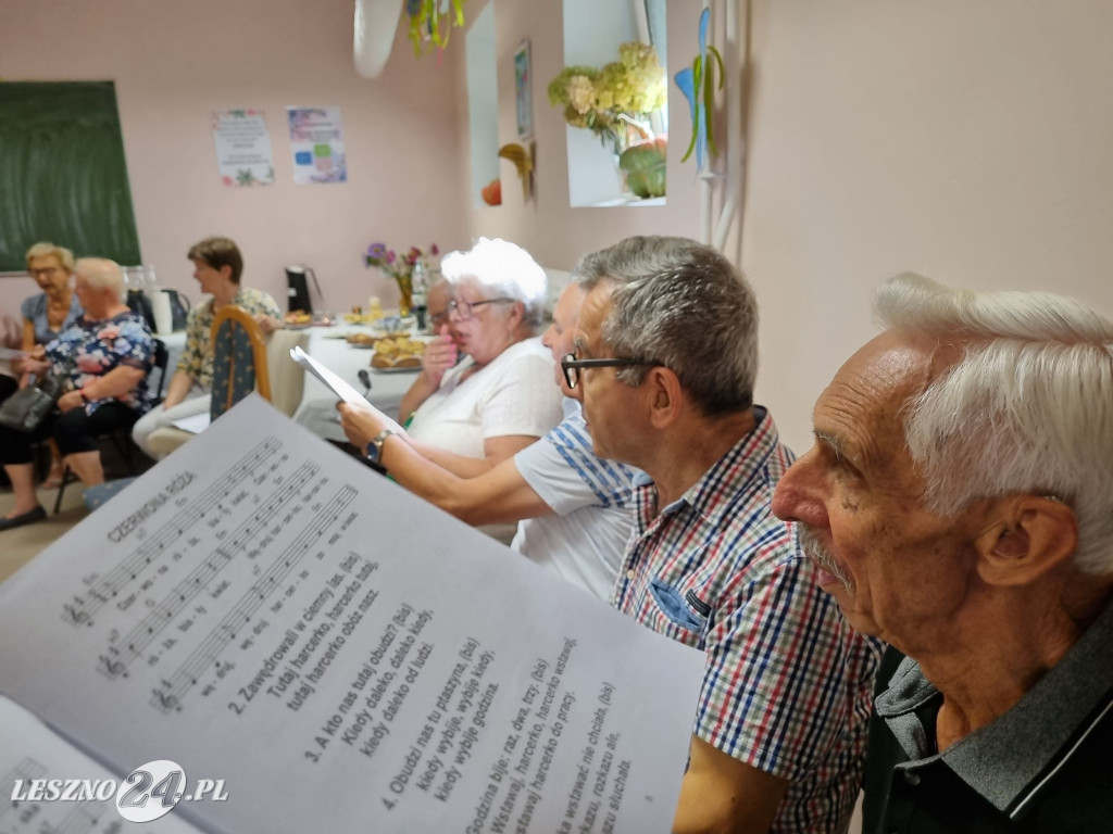 Dostali śpiewniki i śpiewali