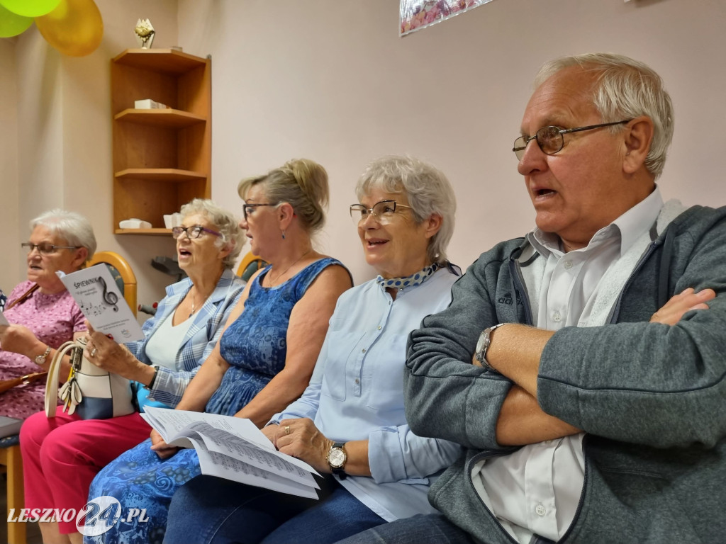 Dostali śpiewniki i śpiewali
