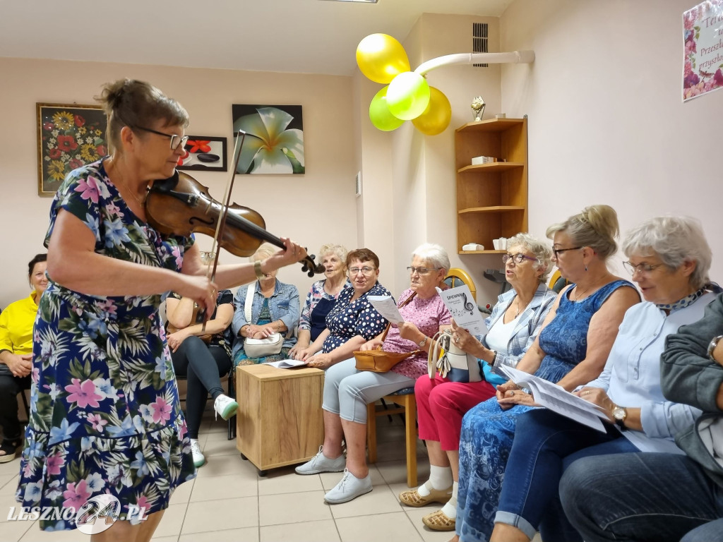 Dostali śpiewniki i śpiewali