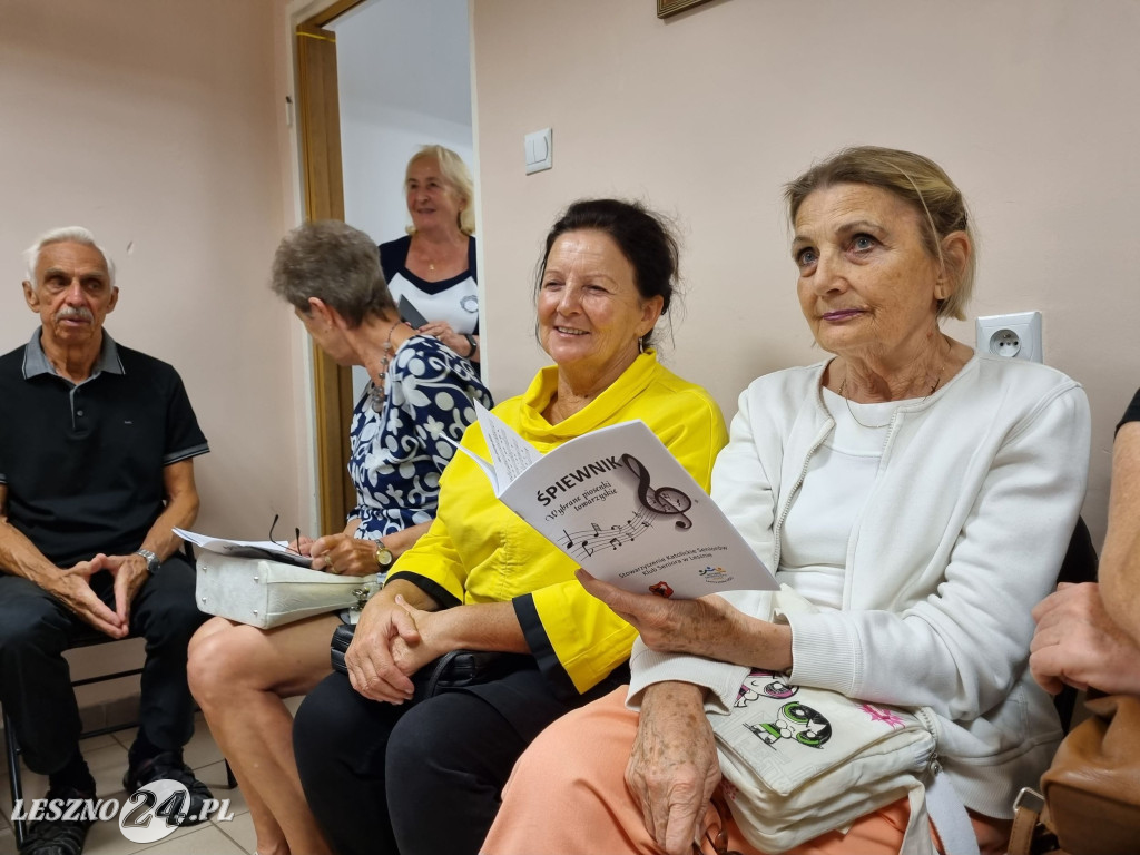 Dostali śpiewniki i śpiewali