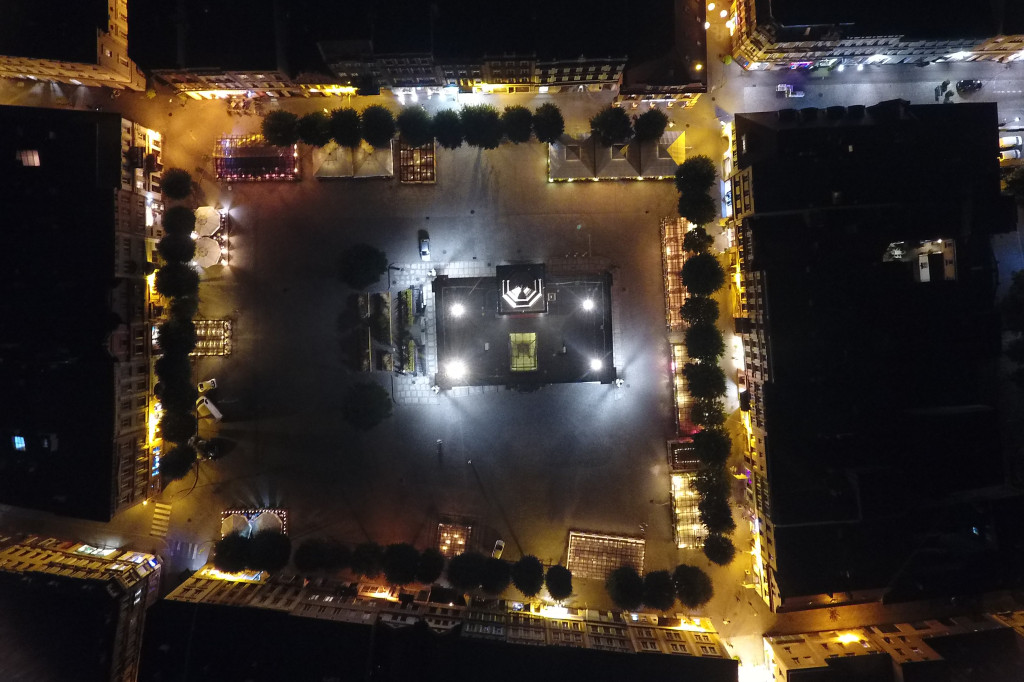 Rynek w Lesznie nocą