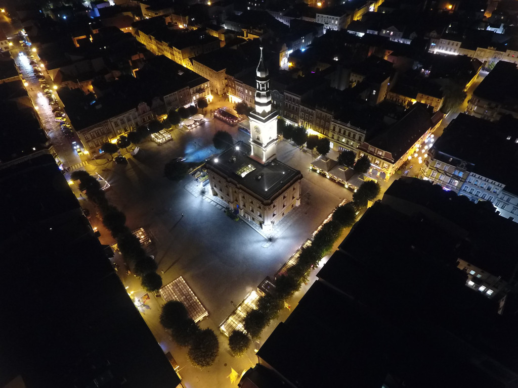 Rynek w Lesznie nocą