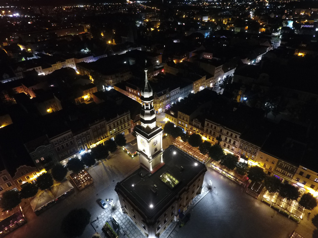 Rynek w Lesznie nocą