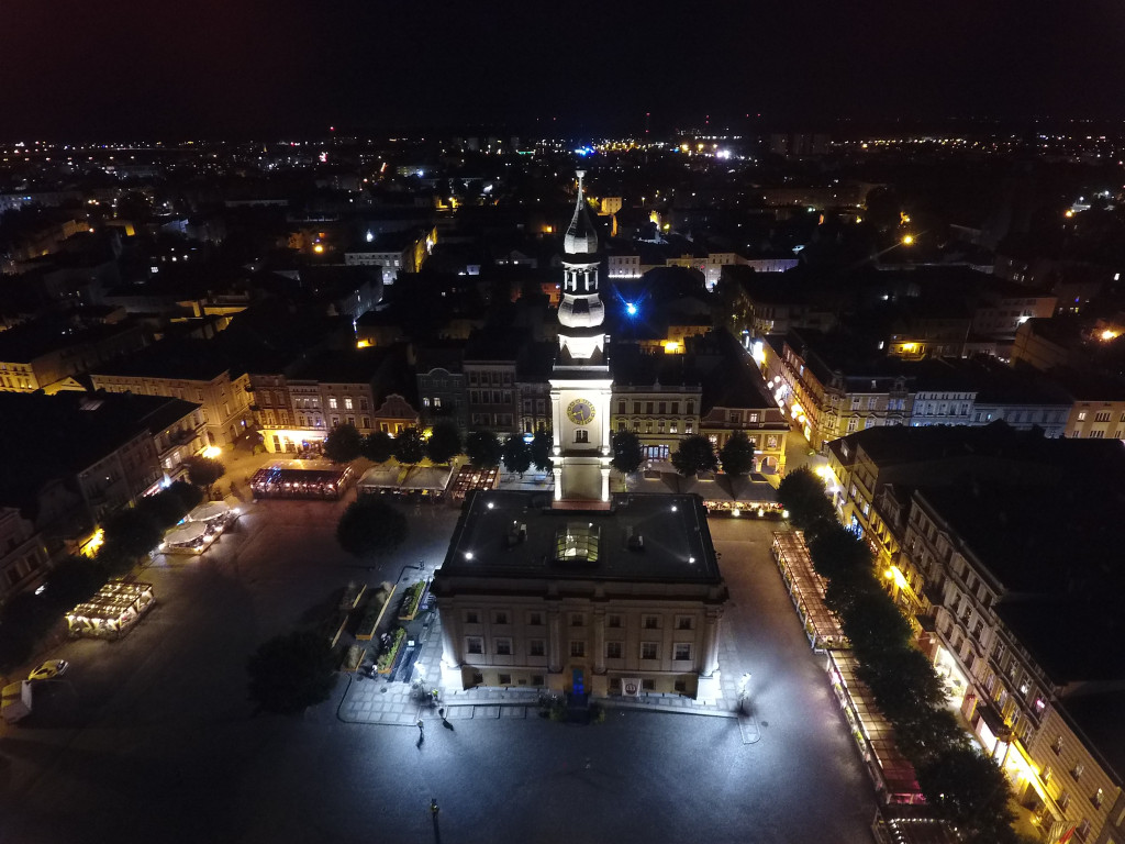 Rynek w Lesznie nocą