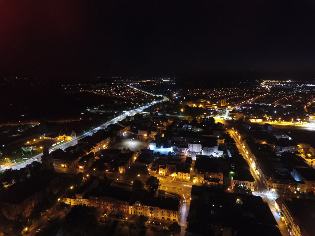 Rynek w Lesznie nocą