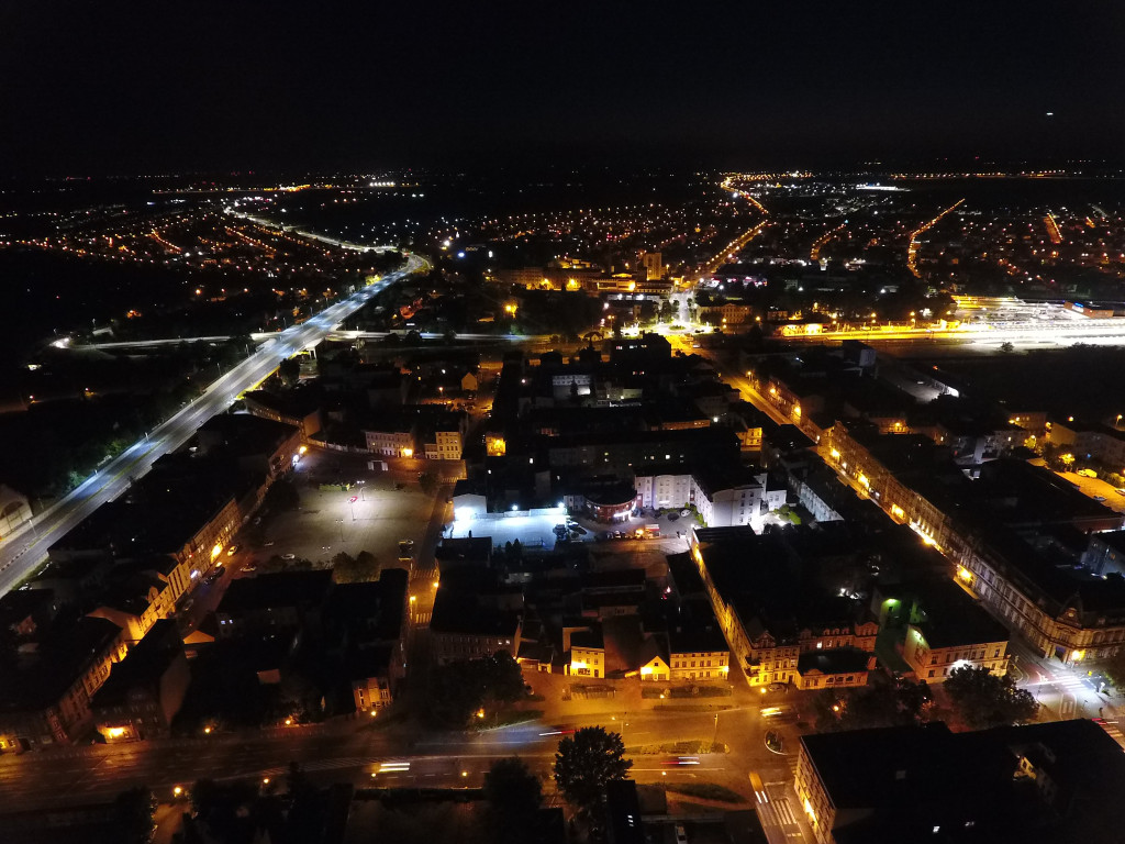 Rynek w Lesznie nocą