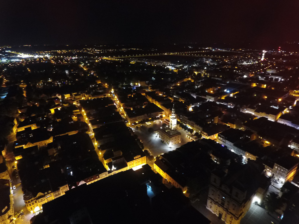 Rynek w Lesznie nocą
