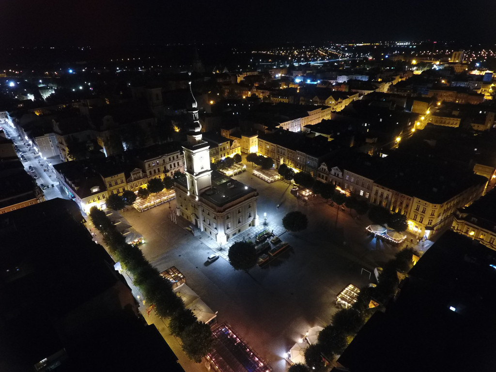 Rynek w Lesznie nocą