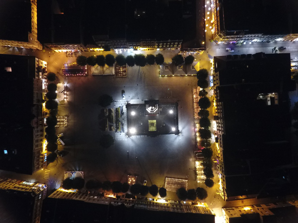 Rynek w Lesznie nocą