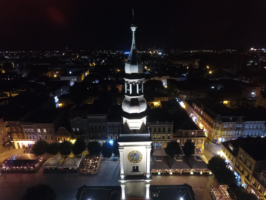 Rynek w Lesznie nocą