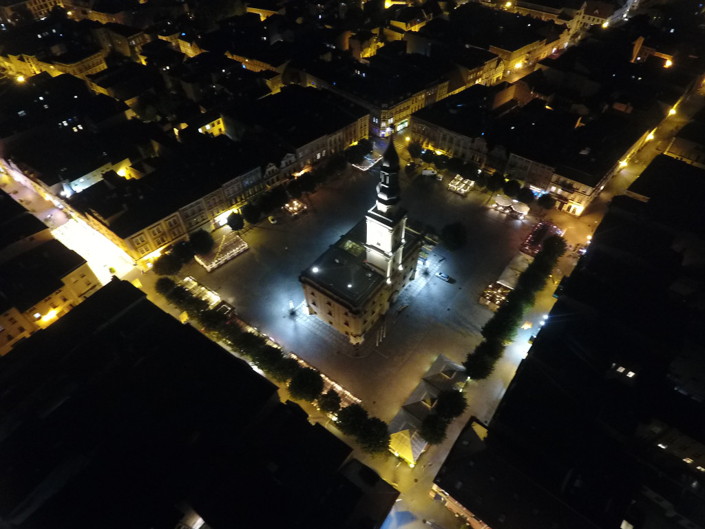 Rynek w Lesznie nocą