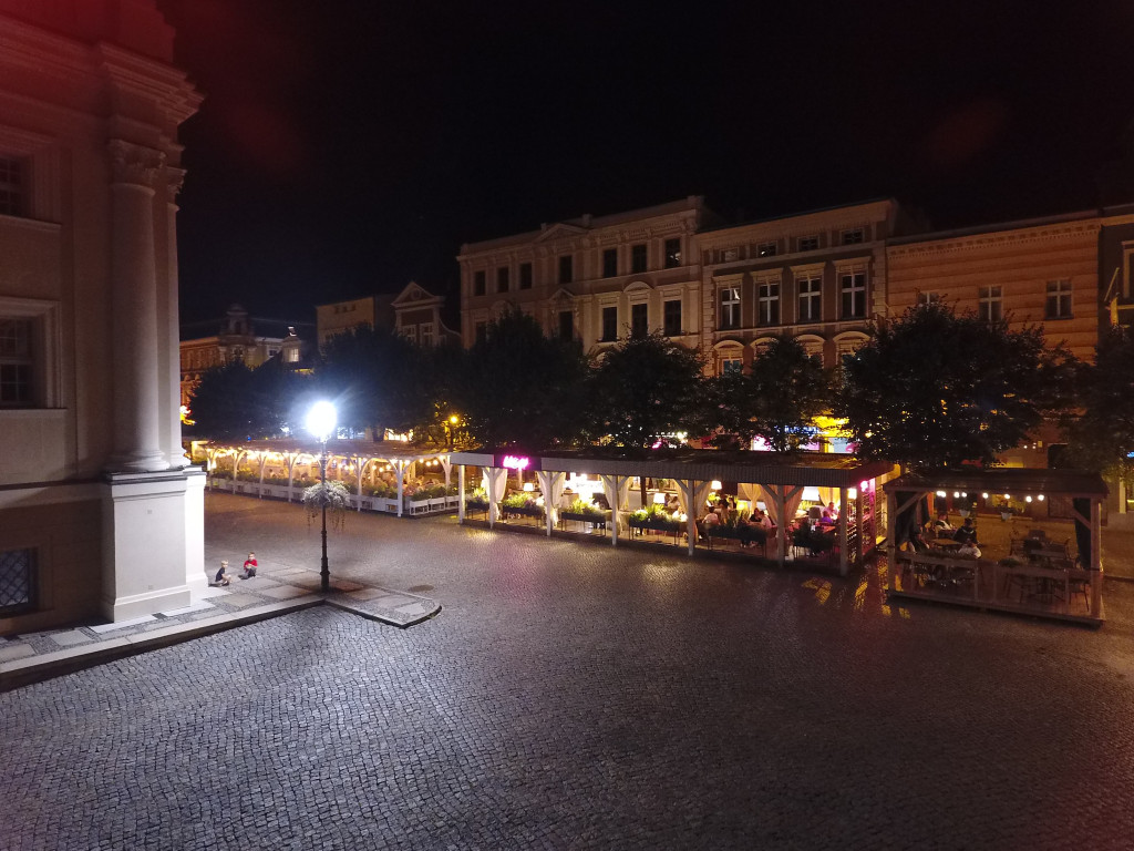 Rynek w Lesznie nocą