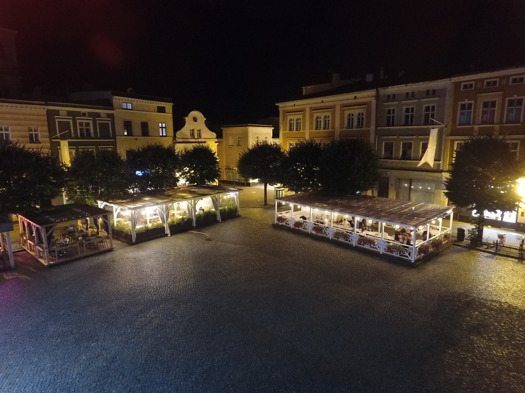 Rynek w Lesznie nocą