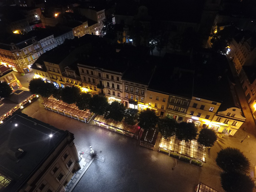 Rynek w Lesznie nocą