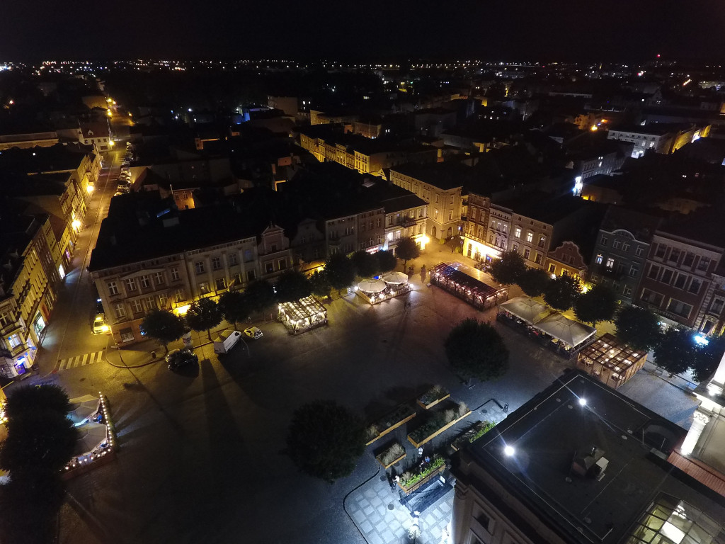 Rynek w Lesznie nocą