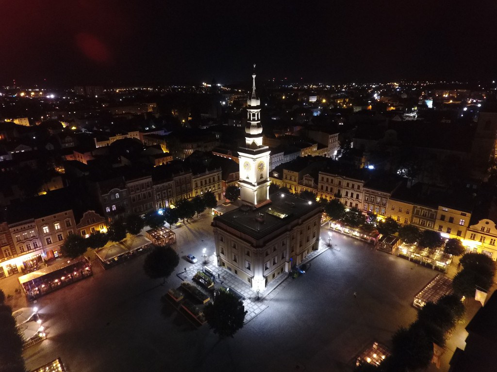Rynek w Lesznie nocą